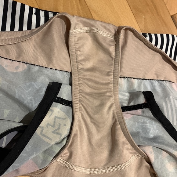 🌟HostPick🌟Colourful Circles Lululemon Seawheeze Speed shorts 2.5 in - size 12 - Picture 14 of 16